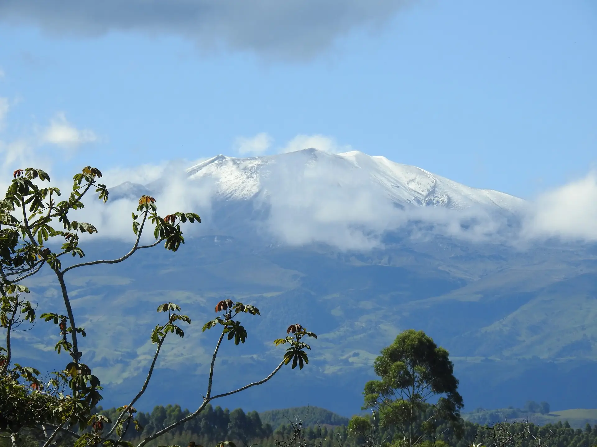 Volcán nevado sobre la cordillera