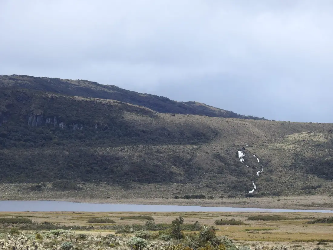 Laguna de páramo entre montañas