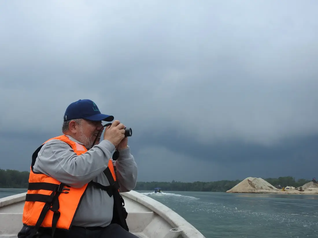 Profesional de ELIA fotografía el entorno desde una lancha