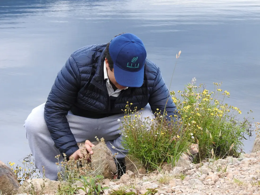 Profesional de ELIA revisa la vegetación en la orilla de un embalse