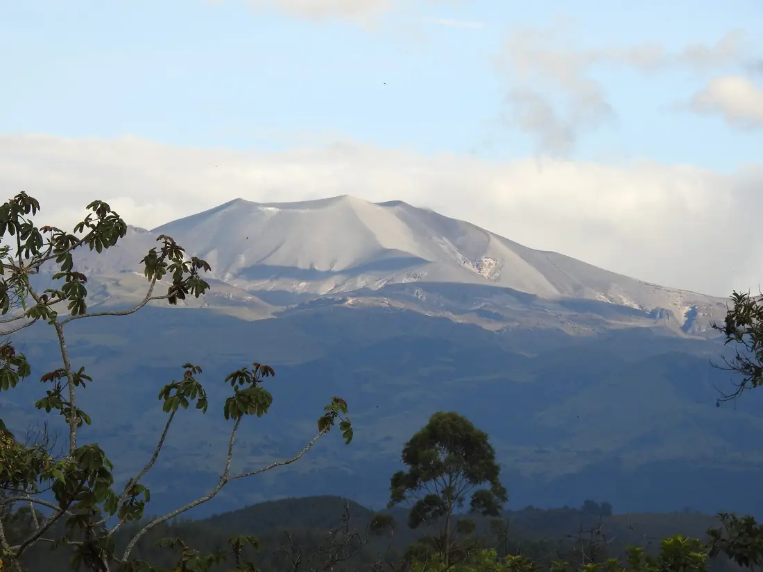 Volcán andino con nubes sobre la cordillera